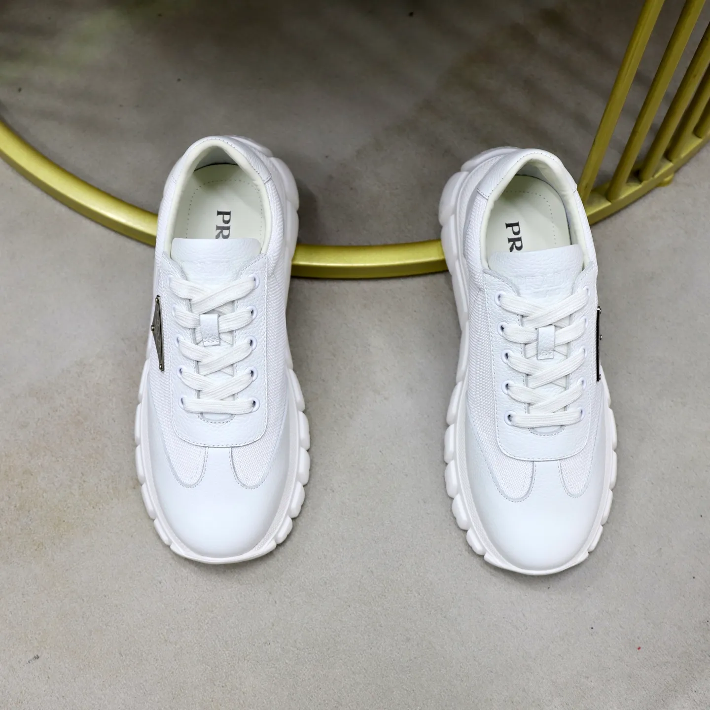 Ex-factory price: 700💰Top original order Brand: PRADA (Prada) Standard code: Men's size 38/44 (45 can be customized) Grade: Same as the official website Material: Original cowhide stitching, cowhide lining, original combination two-color wear-resistant soft outsole Style category: casual sports version, young fashion, European and American trend, British style Color: actual picture color